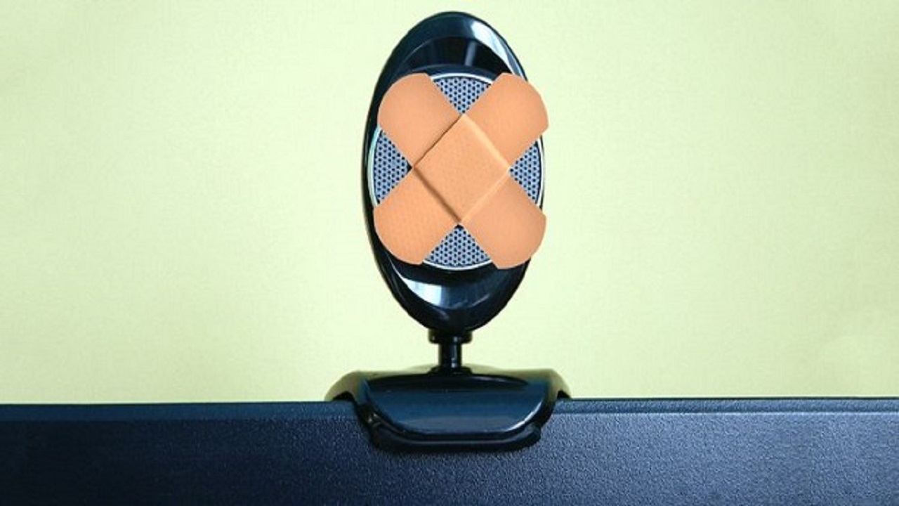 آیا باید بر روی وب کم لپ تاپ خود چسب بزنید؟