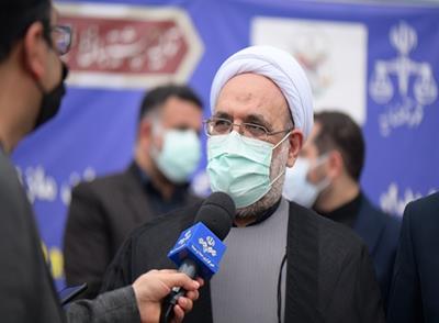 بازدید رئیس کل دادگستری مازندران به همراه 60 نفر از قضات استان از زندان آمل و آزادی 139 نفر از زندان