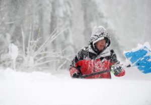 پارو کردن برف برای قلب خطرناک است