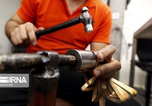 کار فقط پشت میز نشینی نیست