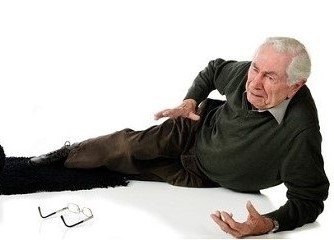 زمین خوردن برای مردان مسن خطرناک تر از زنان است