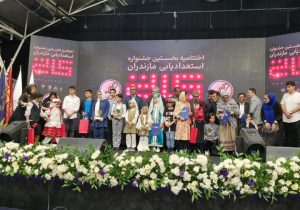 دوبله با یک گوشی در کنج خانه