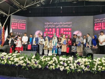 دوبله با یک گوشی در کنج خانه