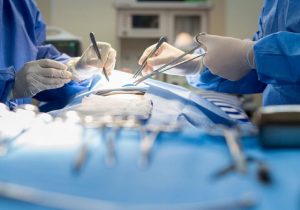 جراح عمومی به‌جای جراح زیبایی در اتاق عمل