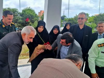استاندار در سفر کاری به محمودآباد به مقام شامخ شهیدان ادای احترام کرد