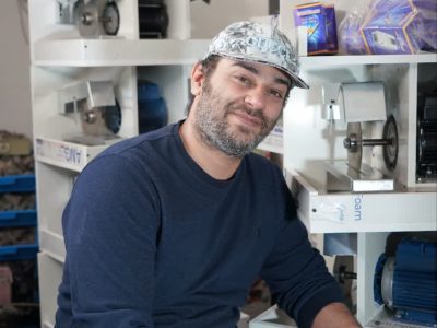 گفت‌وگو با طراح دستگاه گوهر‌تراشی به سبک دامله که صدها شغل ایجاد کرده است