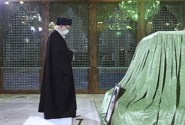 حضور رهبر انقلاب در مرقد مطهر امام راحل و گلزار شهدای بهشت زهرا