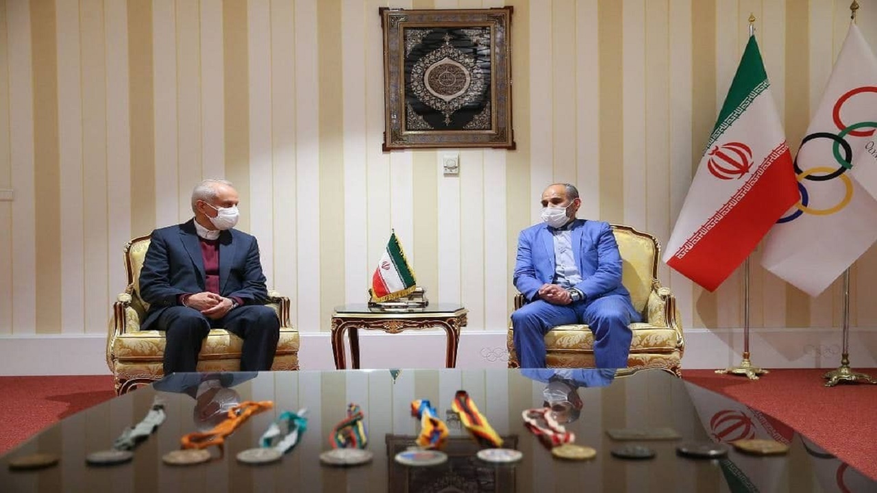 عسکری محمدیان مدال‌هایش را اهدا کرد
