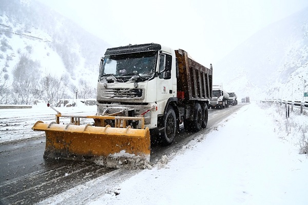 عملیات برفروبی 2034 کیلومتر از محورهای کوهستانی استان
