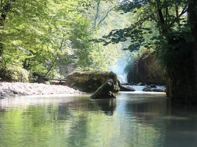 جنگل و آبشار پلنگ دره از جاذبه‌های سوادکوه و سوادکوه شمالی